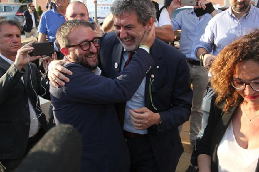 Pierluigi Biondi abbraccia il governatore Marco Marsilio, compagno di partito (Ansa)