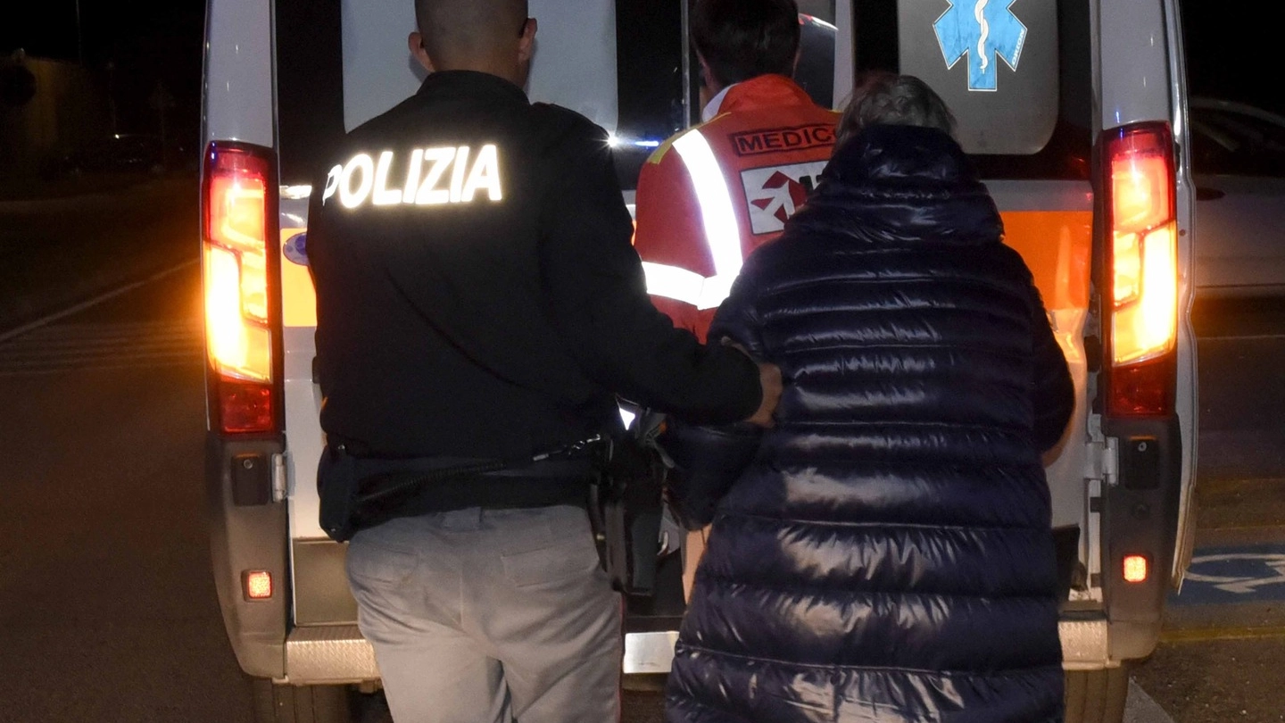 Tentato omicidio in via della Siepe: la mamma sale sull'ambulanza (foto Businesspress)