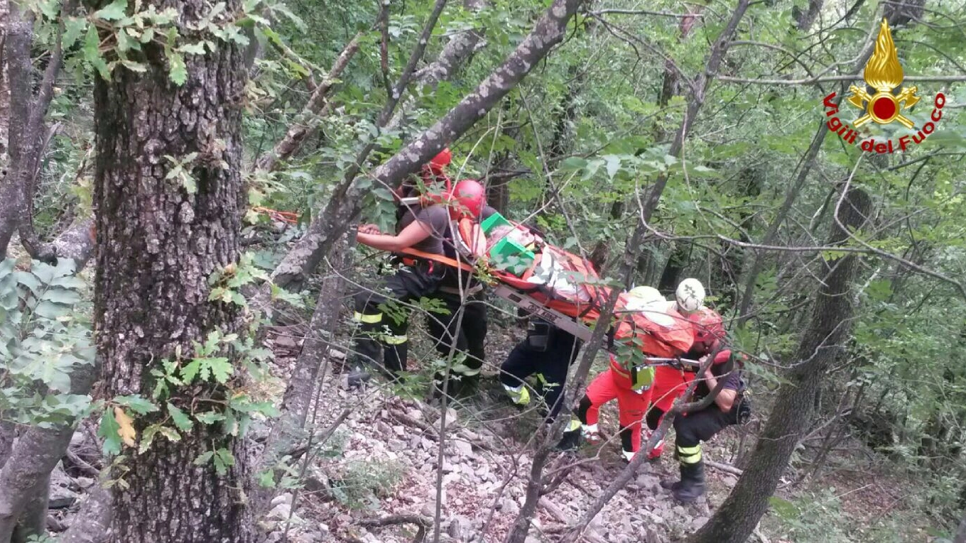 Una fase dei soccorsi alla donna