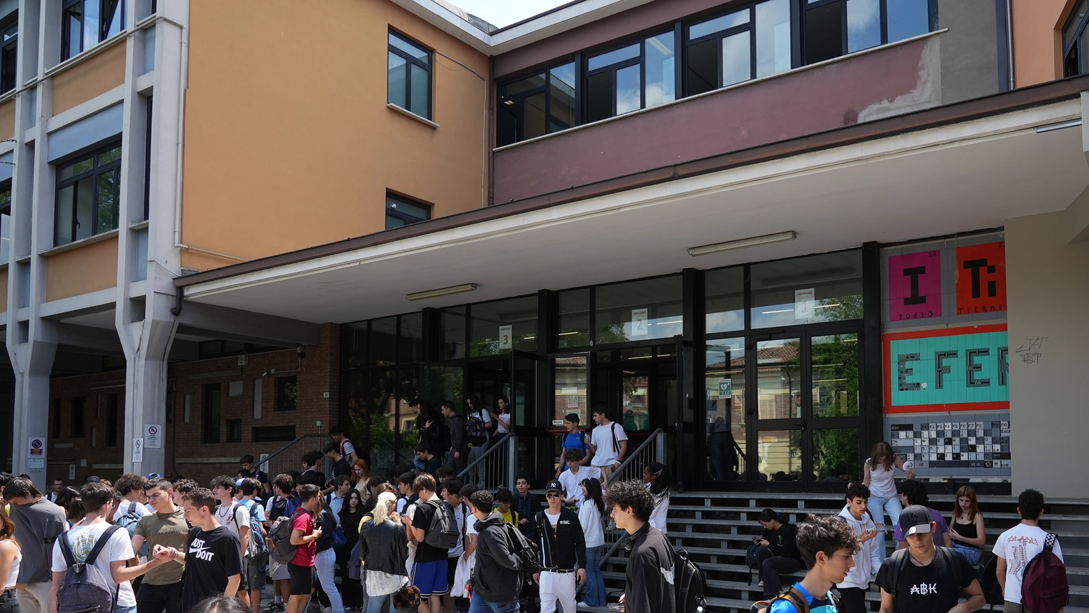 Studenti in uscita dalle scuole Fermi di Modena
