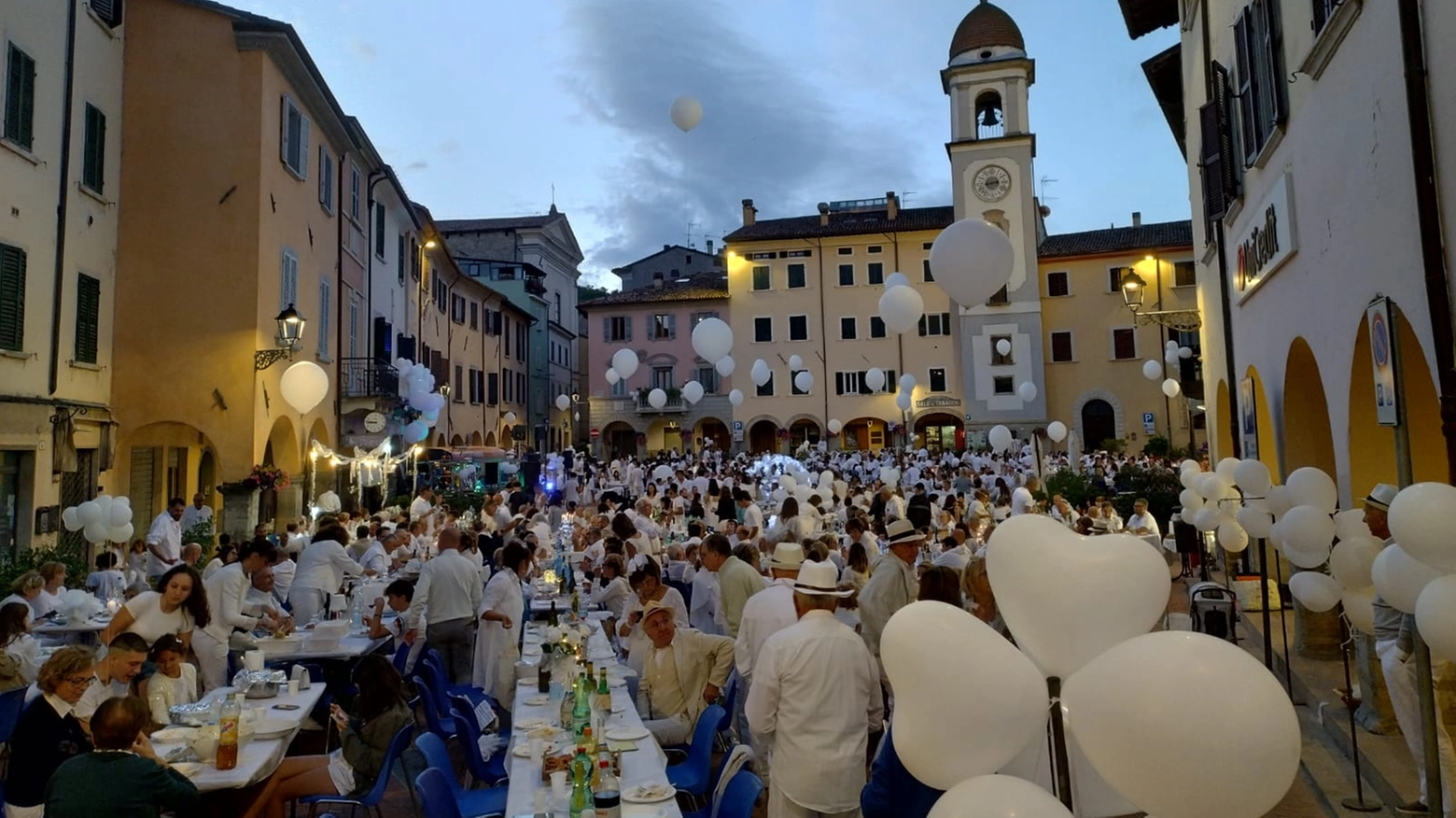 La cena in bianca nella piazza di Rocca San Casciano