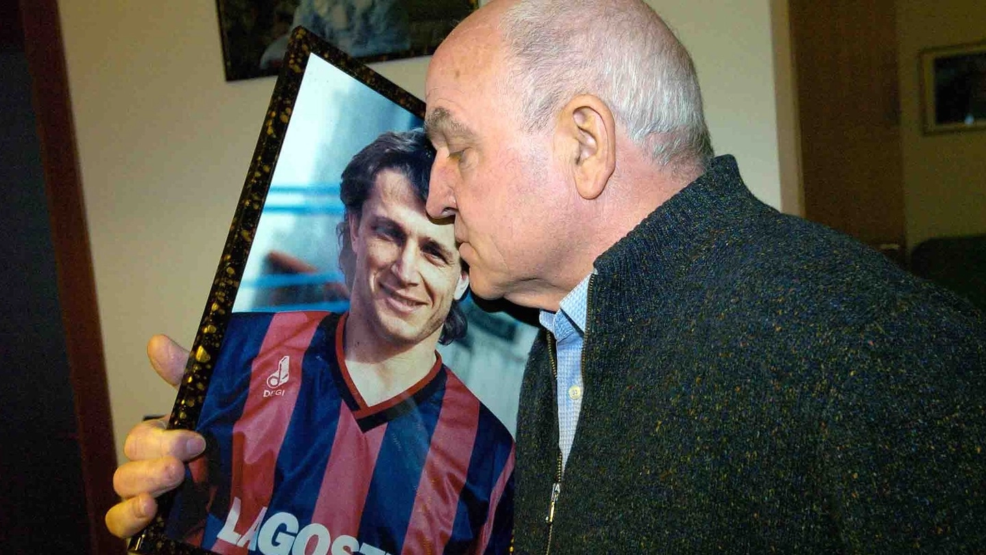 Donato ‘Denis’ Bergamini (nella foto con il padre Domizio) venne trovato morto il 18 novembre 1989 in Calabria