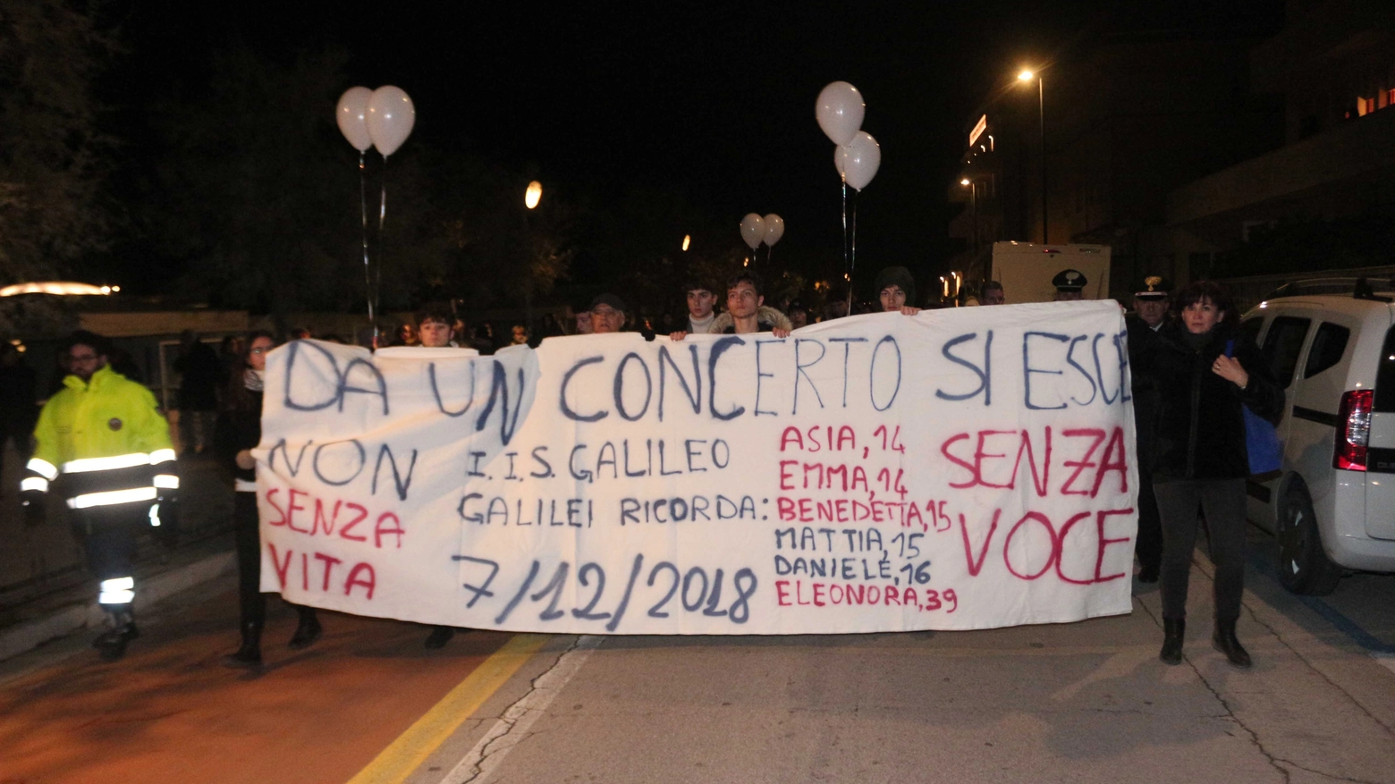 La fiaccolata a Senigallia per ricordare le vittime della discoteca Lanterna Azzurra