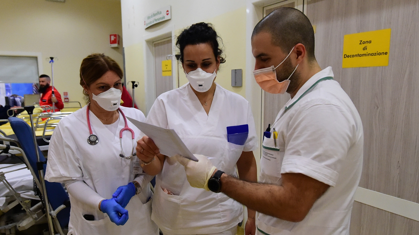 Emergenza Coronavirus, sanitari con la mascherina al Sant'Orsola (FotoSchicchi)