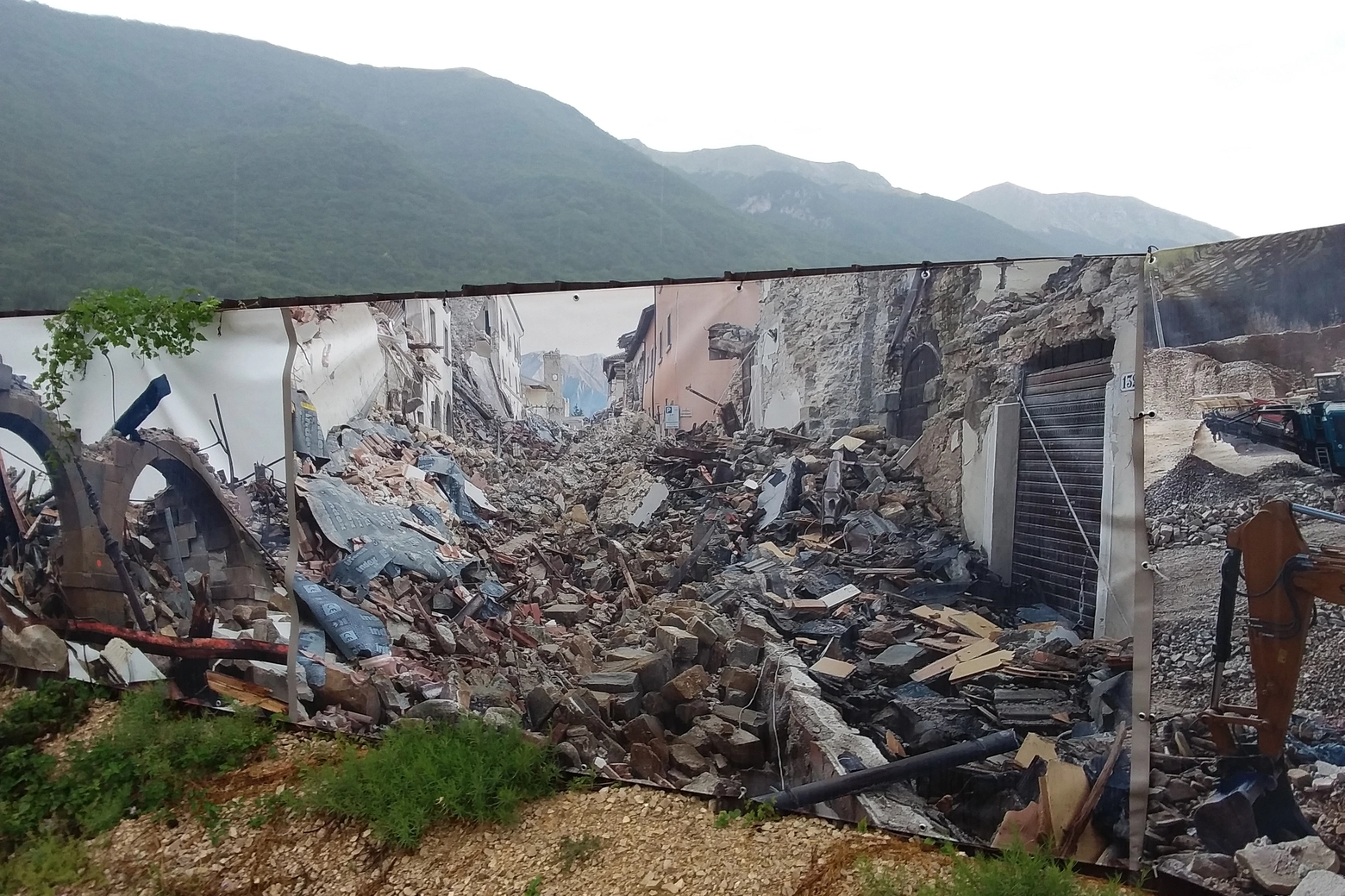 Terremoto 2016: la cava di Amatrice. Qui le macerie diventano base per le strade