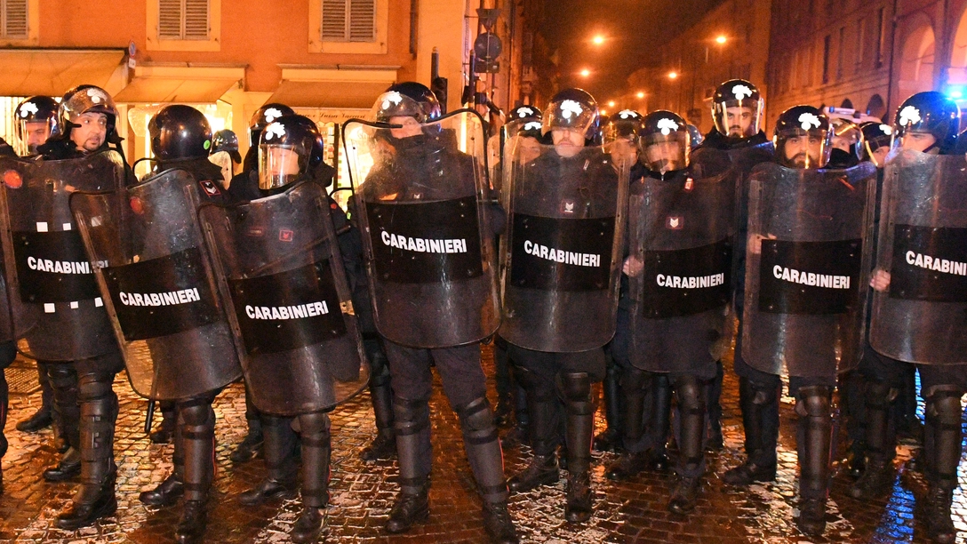 Le forze dell’ordine schierate in centro in occasione di una manifestazione (FotoFiocchi)