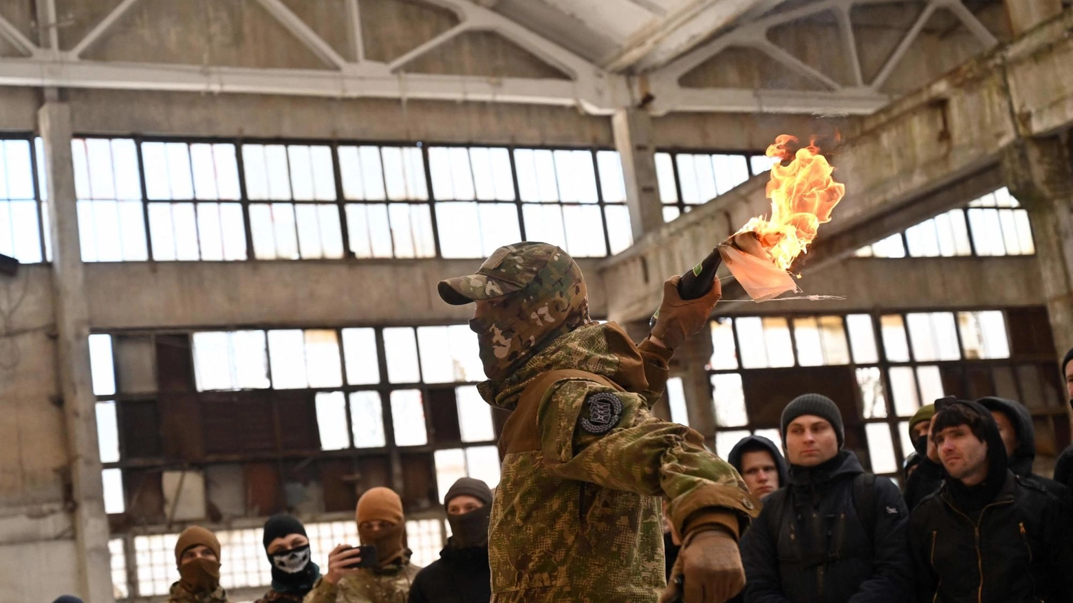 Civili ucraini si addestrano a fabbricare e lanciare bombe molotov