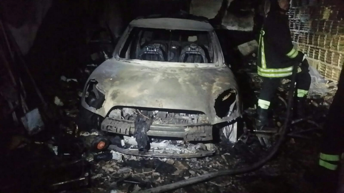 Una delle auto distrutte da un incendio (foto Zeppilli)