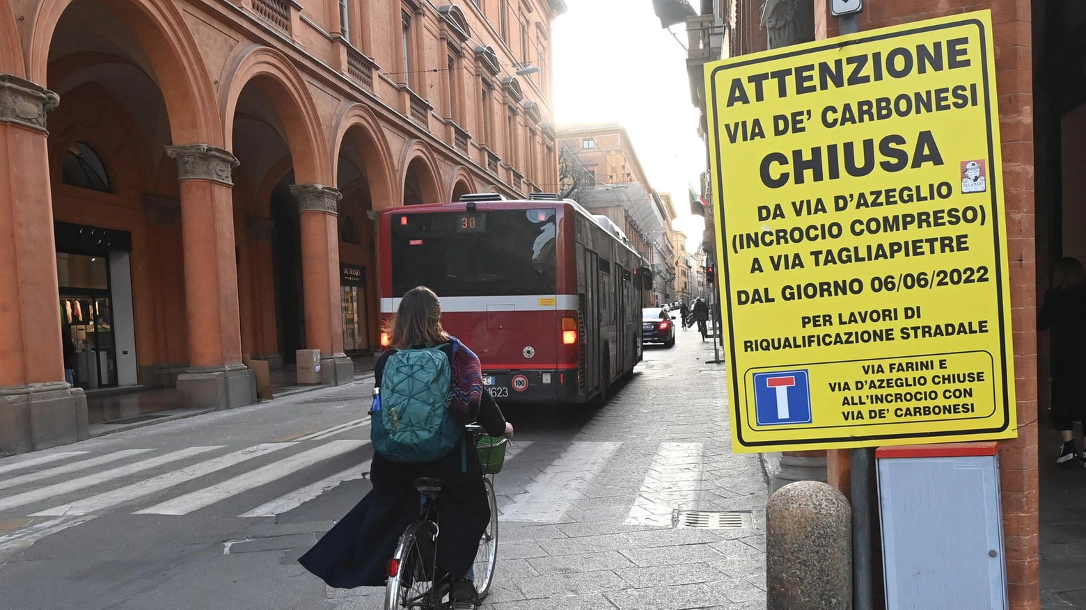 Via Carbonesi a Bologna: i cartelli dicono che è ancora chiusa al traffico (foto Schicchi)