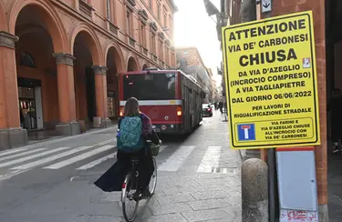 Via Carbonesi a Bologna nel caos: circolazione ripristinata, ma i cartelli dicono di no