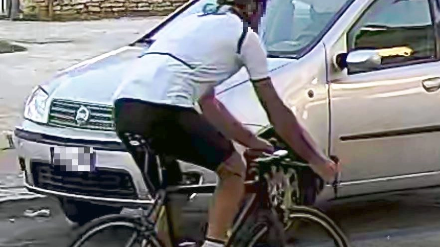 Bambina investita, il ciclista ripreso dalle telecamere