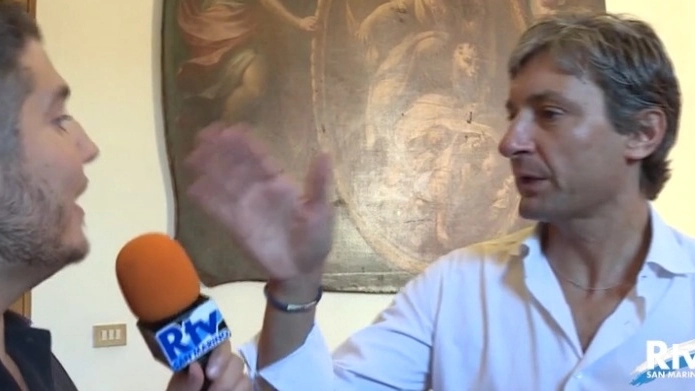 Il sindaco Andrea Gnassi mentre interrompe l’intervista con il giornalista di Rtv