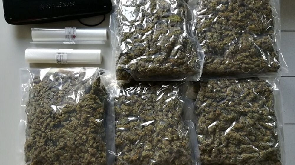 La marijuana suddivisa in confezioni sottovuoto, sequestrata dalla Polizia.