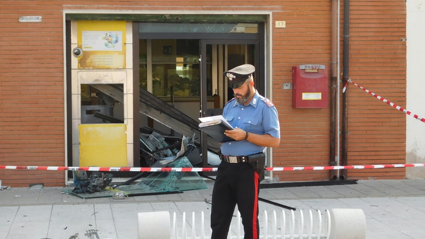 I carabinieri davanti al bancomat distrutto