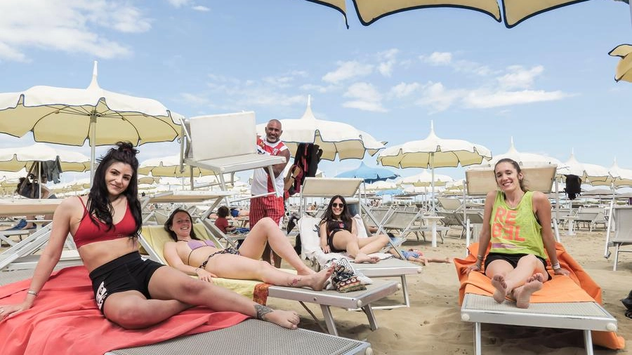 Spiaggia Rimini, tornano i turisti e le tintarelle