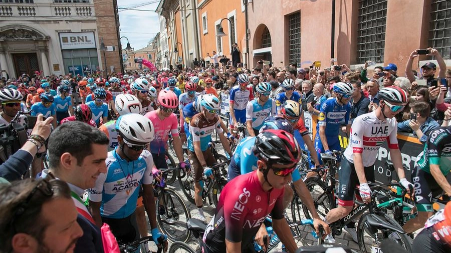 Un'immagine di repertorio del Giro d'italia in Romagna (foto Zani)