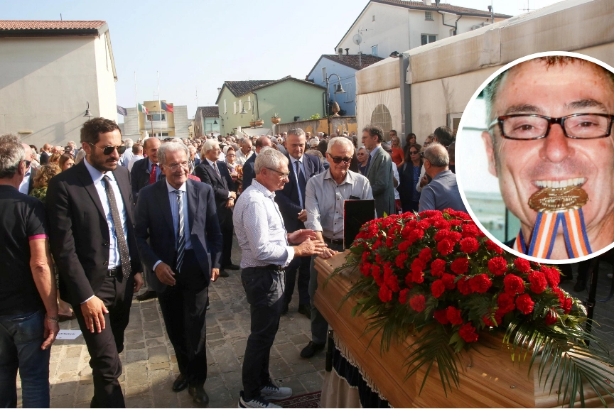 Un fiume di persone al funerale di Giovanni Bissoni (nel tondo), in prima fila anche Romano Prodi