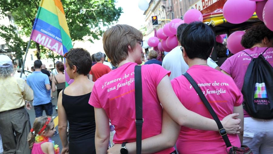 Parma, coppia gay ottiene via libera ad adozione e doppio cognome