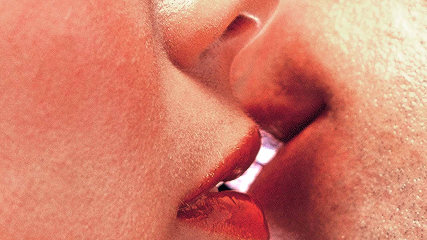 Un bacio (LaPresse)