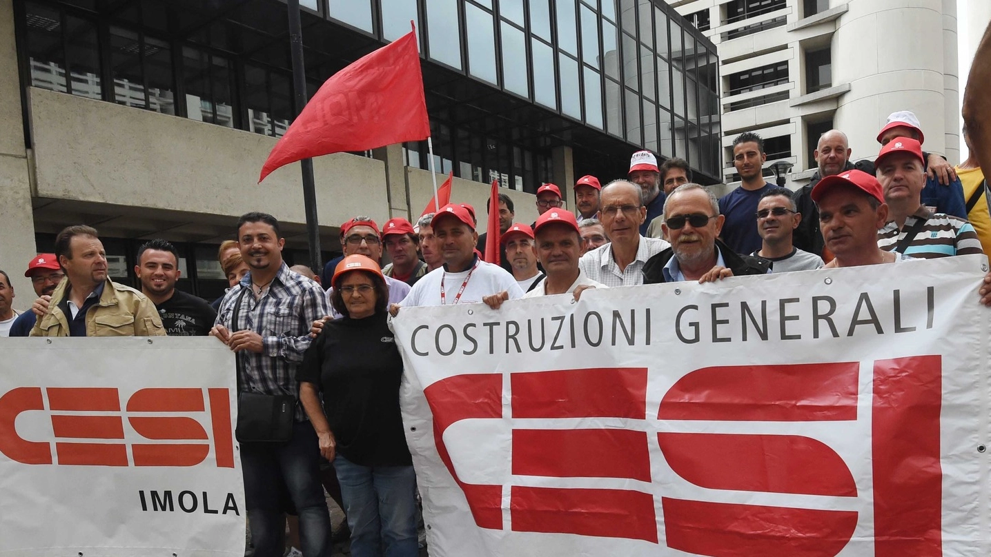 Una protesta degli ex lavoratori Cesi