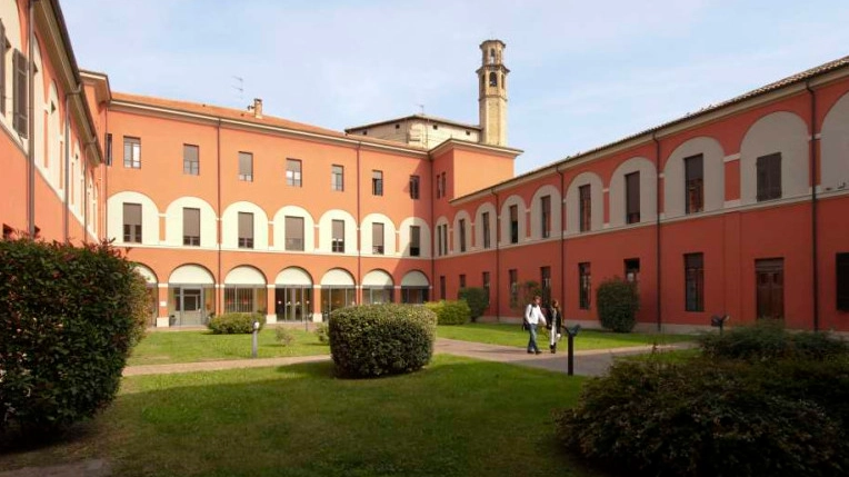 SANITÀ Un neonato in ospedale; a sinistra, la sede dell’Ausl di Parma