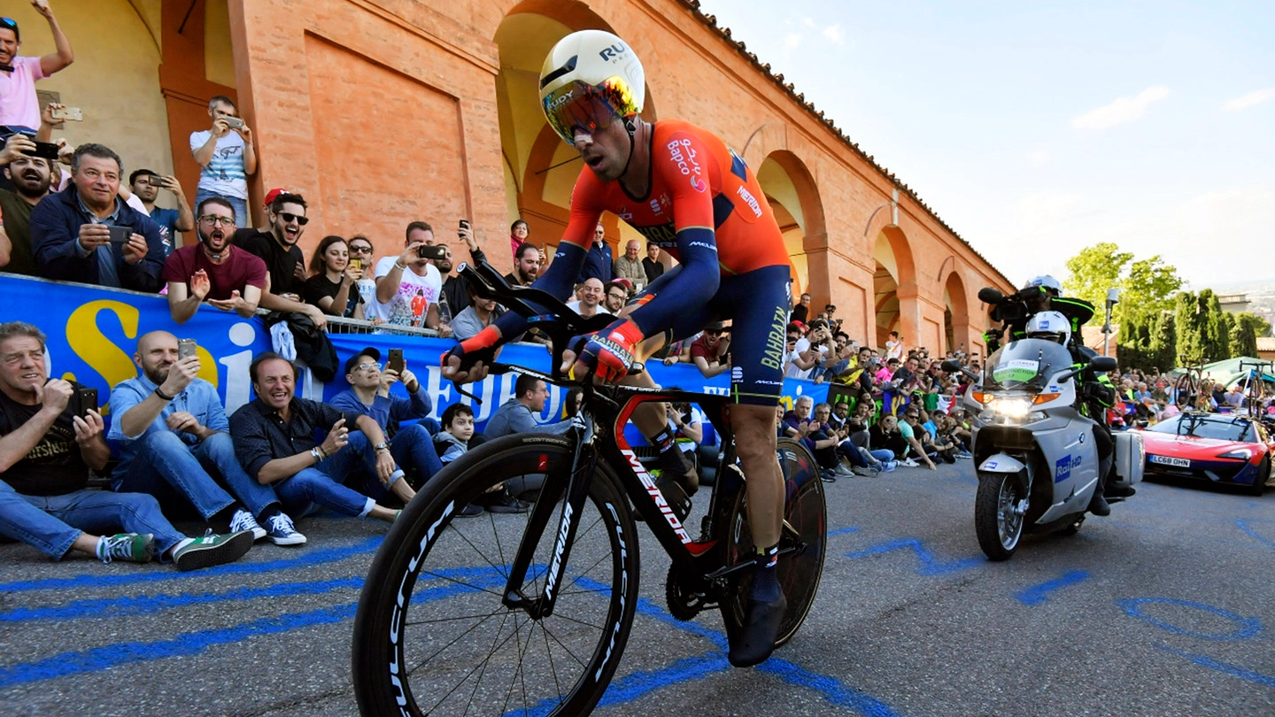Giro d'Italia 2019 Bologna, Nibali impegnato nella salita di San Luca (Foto LaPresse)