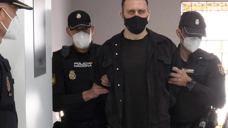 Igor il russo alias Norbert Feher entra nel Palazzo di giustizia di Teruel, in Spagna