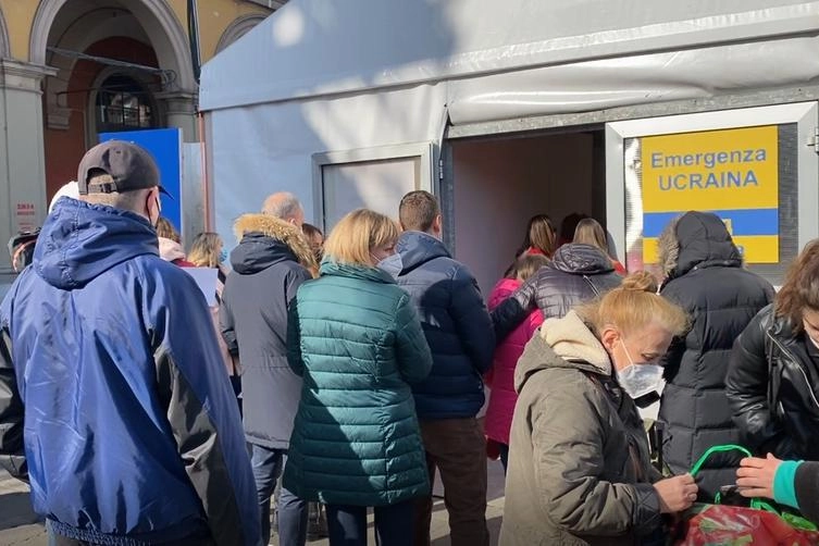 Profughi ucraini a Bologna in fila per l'accoglienza