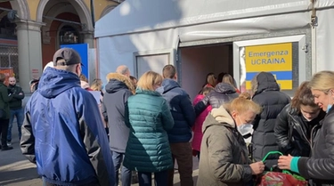 Profughi ucraini Bologna, a centinaia in fila per l'accoglienza
