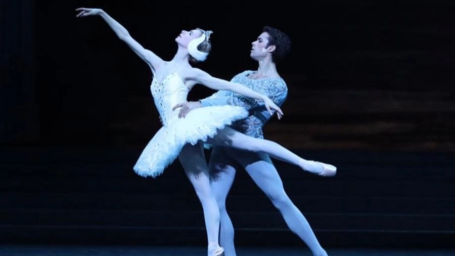 Due ballerini dell'Operà di Parigi durante un'esibizione