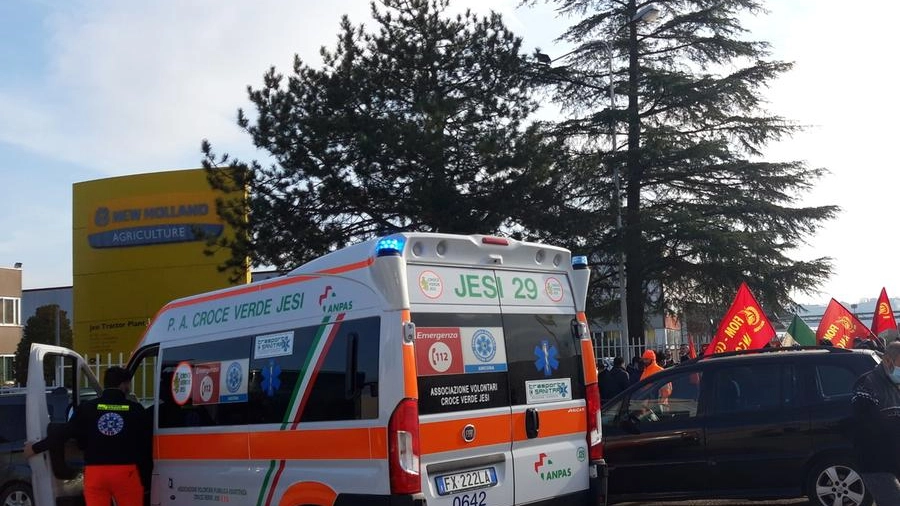 L’ambulanza ieri mattina davanti alla sede della Caterpillar mentre soccorre l’operaio