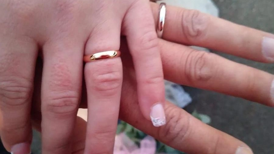 Le mani di Gleb Petrov e Nina Yezhova, uniti in matrimonio