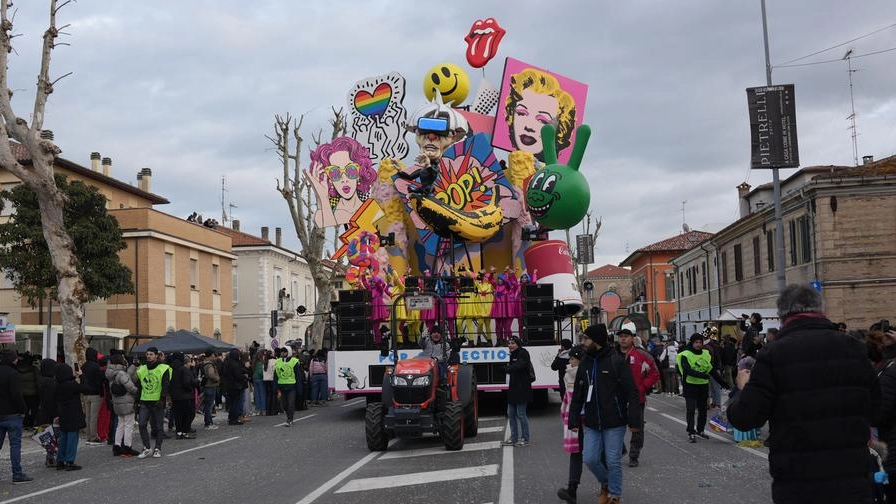Carnevale di Fano 2023: la città fa il pieno fra carri e ospiti vip