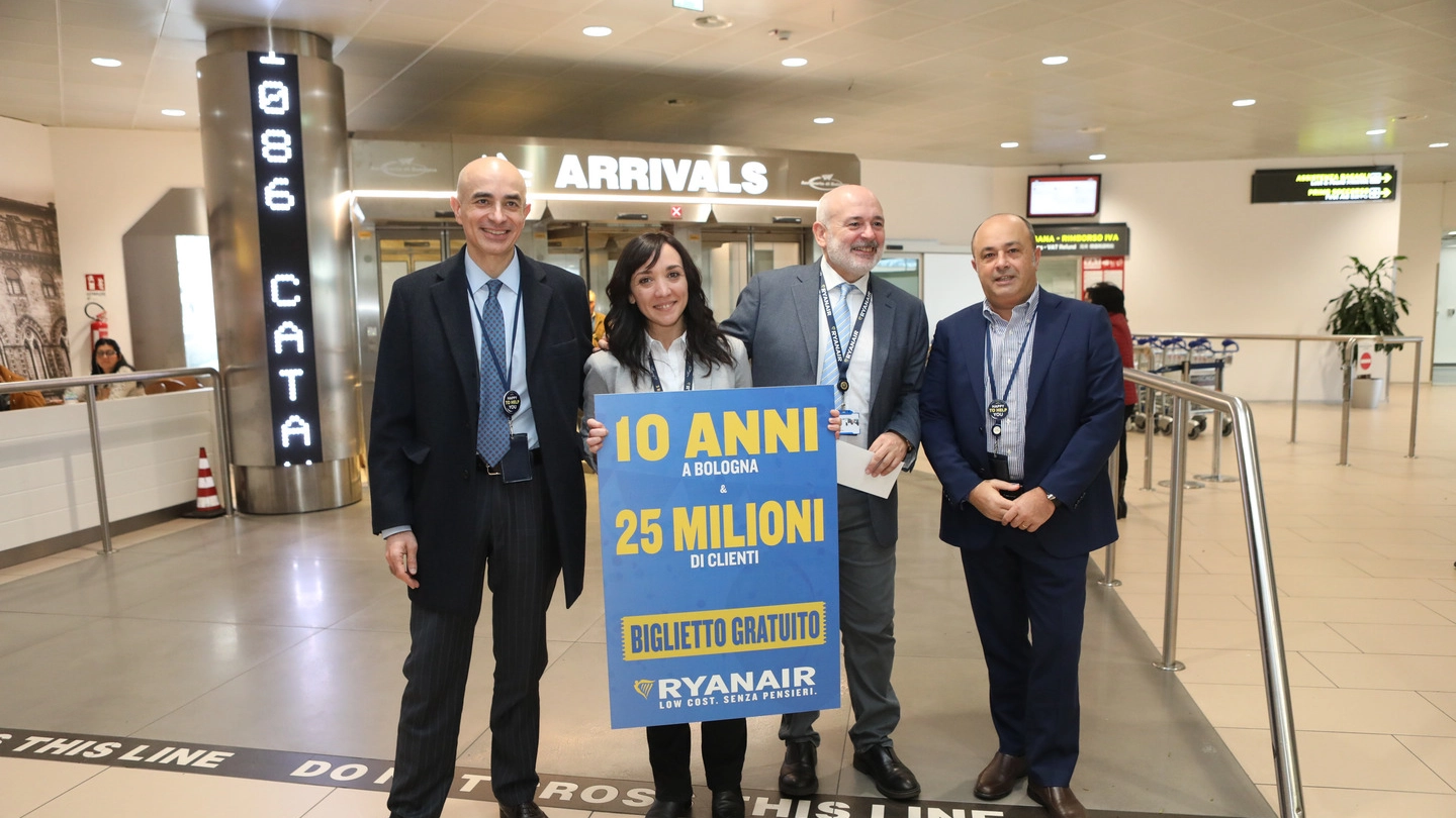 Ryanair, 10 anni all'aeroporto di Bologna. Premiati due passeggeri (FotoSchicchi)