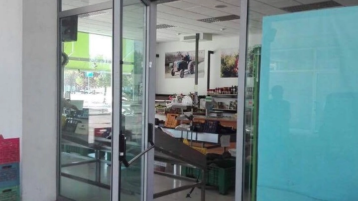 COLPITO Un negozio di generi alimentari visitato dai ladri: per almeno un furto la polizia ha acquisito le immagini di una telecamera
