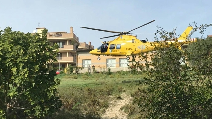 L’elicottero del soccorso (foto Zeppilli)