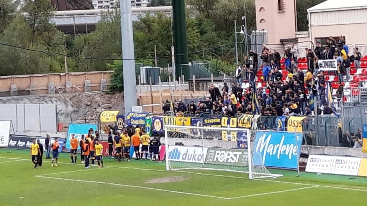 Modena calcio, i tifosi contestano la squadra a Bolzano (FotoFiocchi)