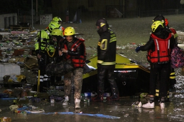 Alluvione Cesena, notte spettrale: abitanti messi in salvo coi gommoni. Appello drammatico del sindaco