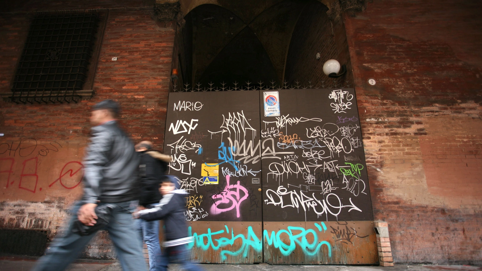 Bologna martoriata dai graffiti (Schicchi)