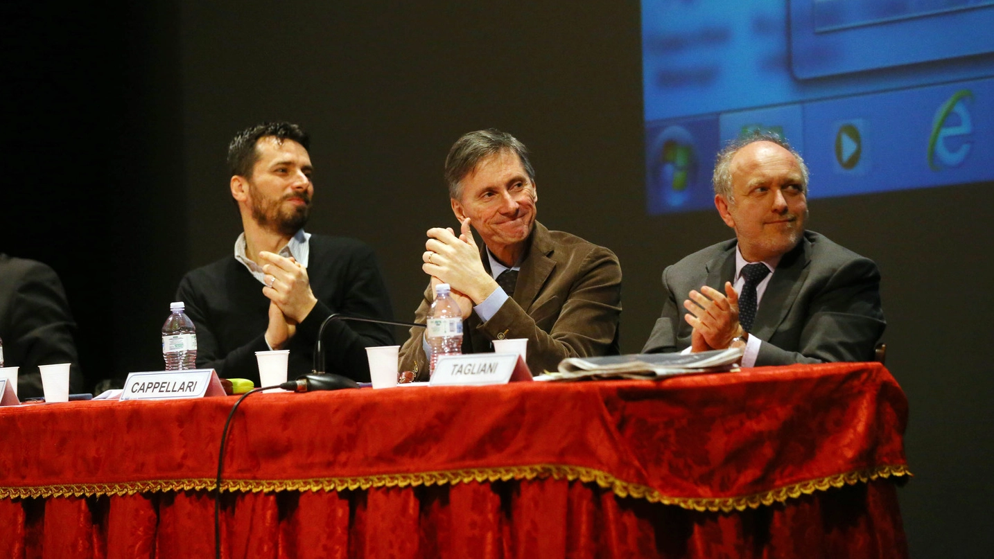 Da sinistra Mirko Tarroni, Marco Cappellari e il sindaco Tiziano Tagliani all’assemblea del Teatro Comunale