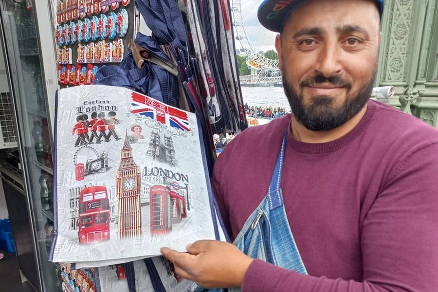 Londra, Mohamed Salah ha una bancarella di souvenir vicino al Parlamento 