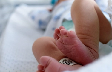 Maternità surrogata, Cassazione sul caso di Verona: "Solo il padre biologico è genitore"