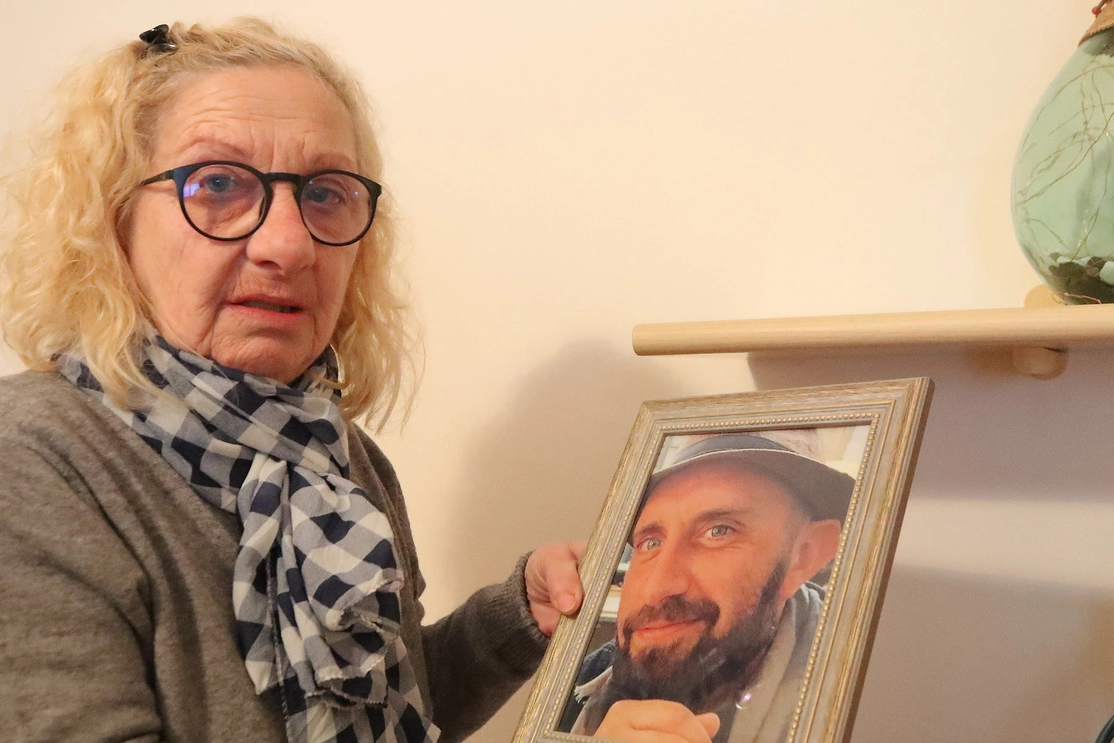 Gabriella Sarti mostra la foto di suo figlio, Massimo Mariani, morto a 46 anni a giugno per una rara forma di tumore: si era affidato a cure alternative