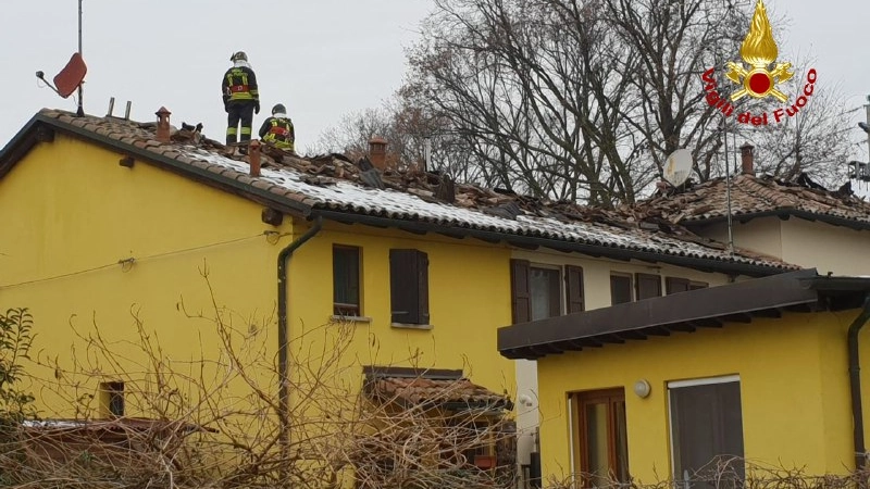 Budrio, incendio in via Chiaradino: l'intervento dei vigili del fuoco