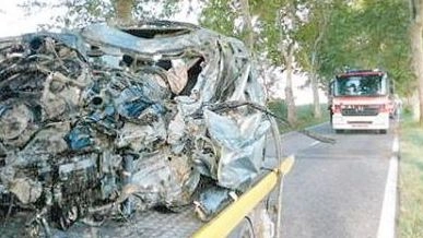 L’auto devastata dopo lo schianto (foto archivio)