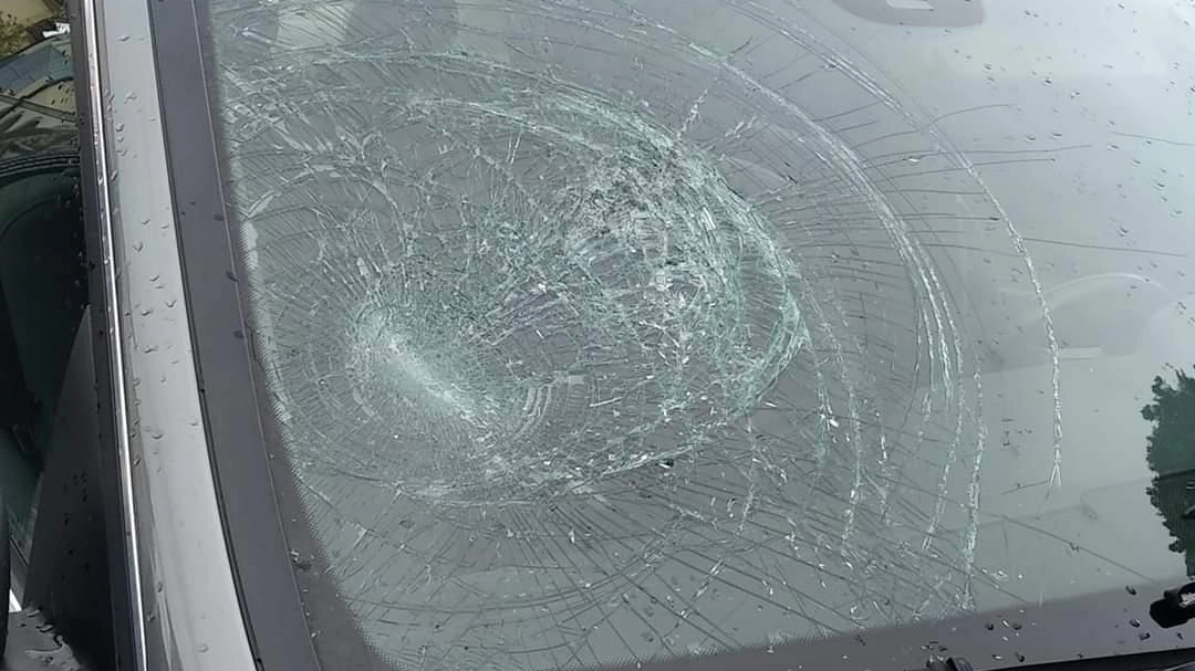 Grossa pietra contro l’auto: finestrino e parabrezza distrutti: "Vile atto vandalico"
