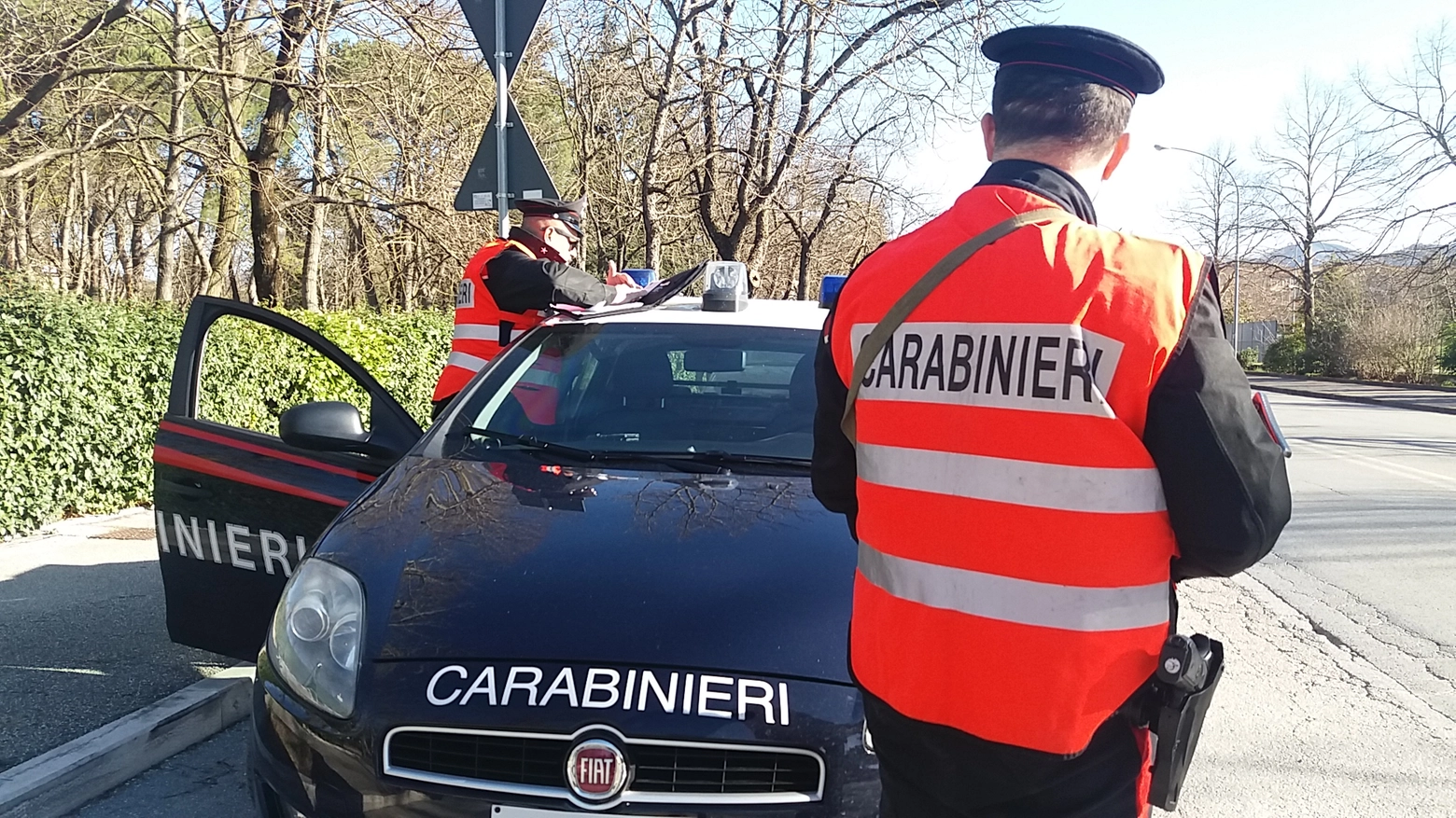 I carabinieri hanno salvato e poi sanzionato l'anziano