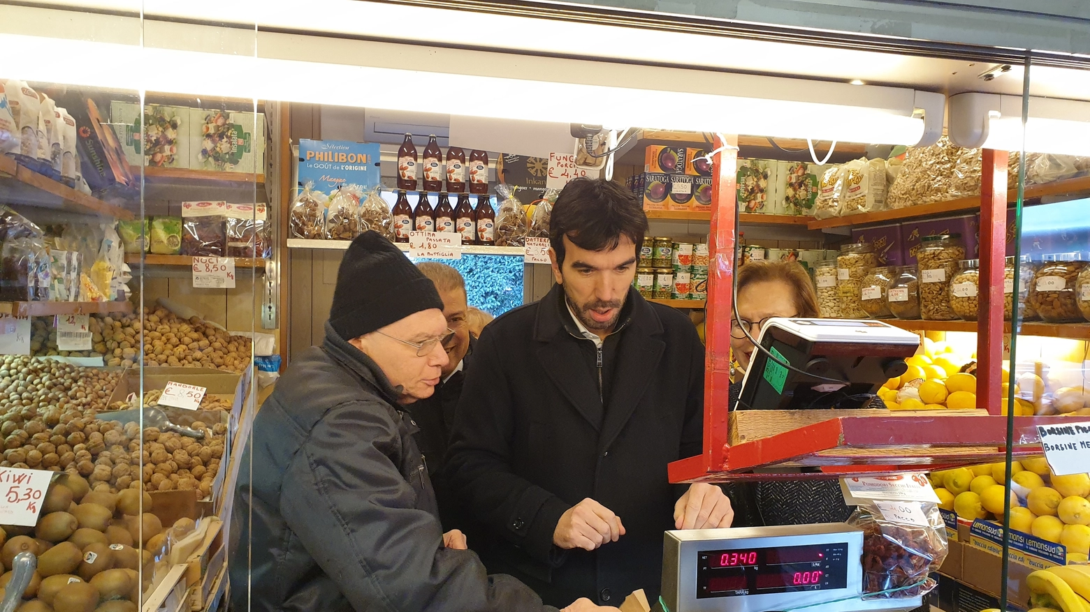 Il deputato Pd assieme a De Maria al mercato di via Murri. "Salvini passa, Bonaccini resta"