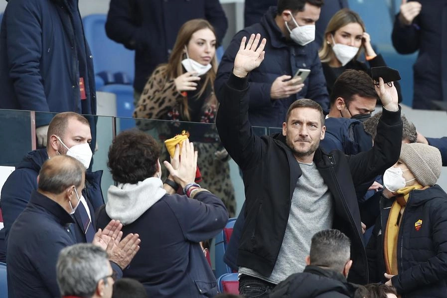 Francesco Totti, con un gruppo di amici sugli spalti dello stadio Olimpico (Ansa)