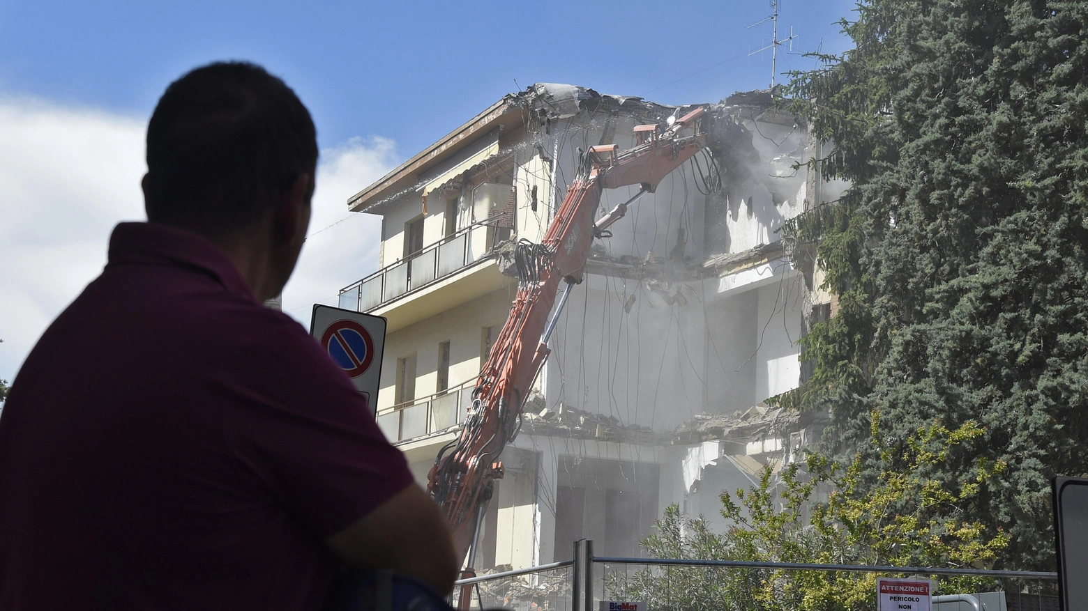 Demolizione: chiusa via Rosati  Giù il palazzo lesionato dal sisma